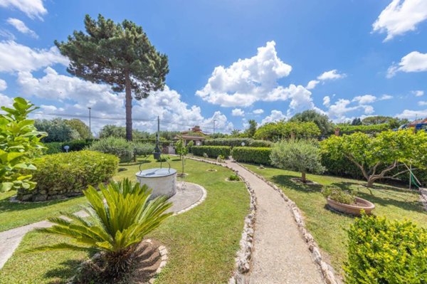 casa indipendente in vendita a Roma in zona Casal Monastero