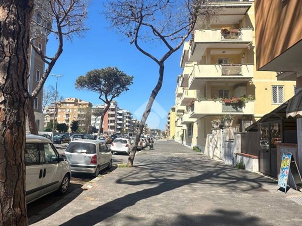 negozio in vendita a Roma in zona Ostia