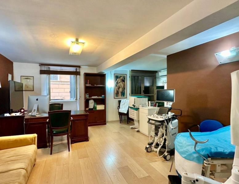 appartamento in vendita a Roma in zona Trevi-Colonna