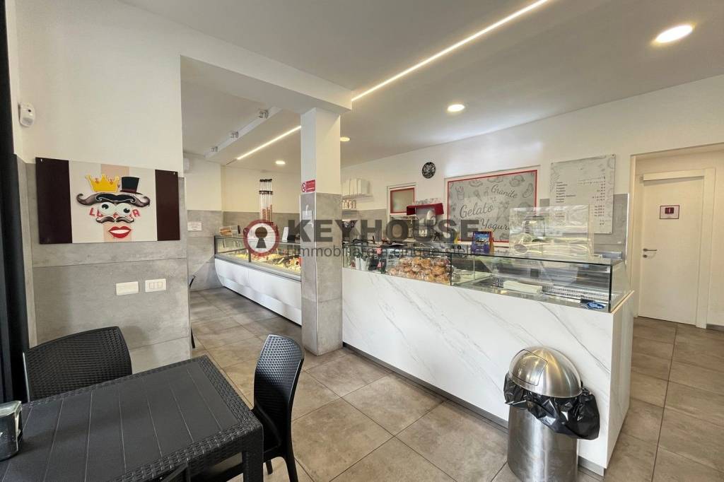 negozio in vendita a Roma in zona Torrino