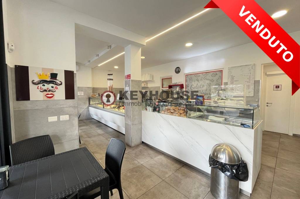 negozio in vendita a Roma in zona Torrino