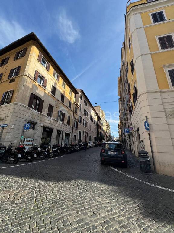 appartamento in vendita a Roma in zona Rione Monti/Campitelli