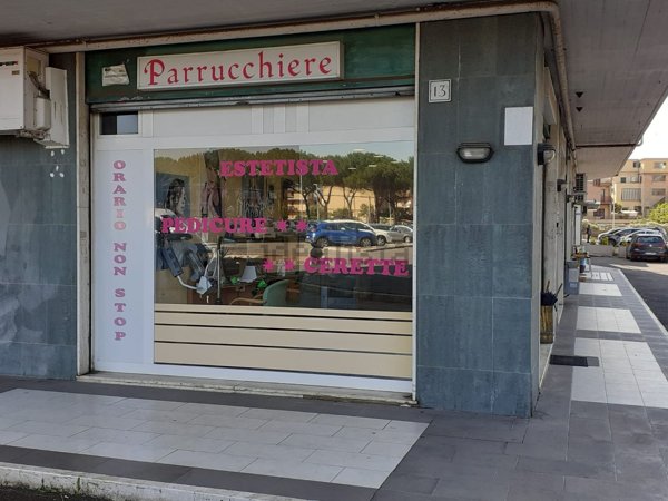locale commerciale in vendita a Roma in zona Torre Angela