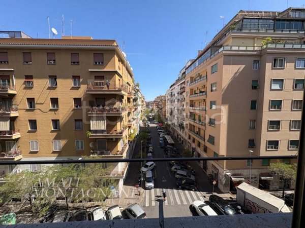 appartamento in vendita a Roma in zona Appio Latino