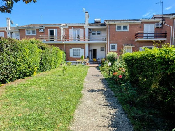 casa indipendente in vendita a Roma in zona Acilia