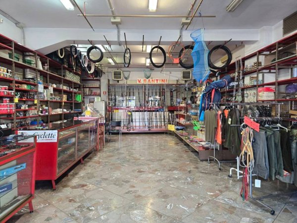 negozio in vendita a Roma in zona Torre Maura