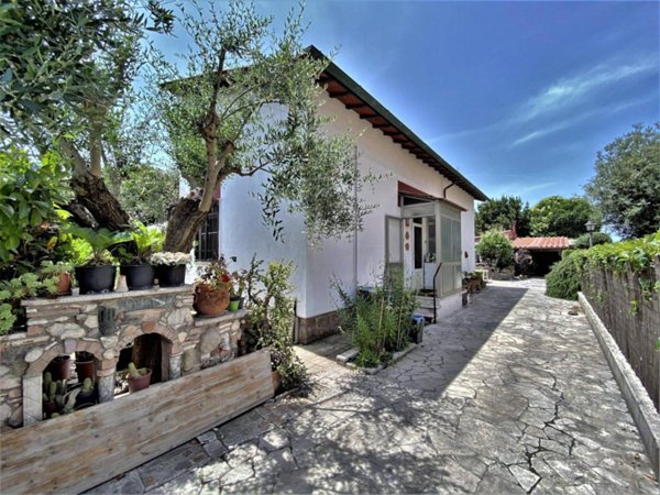 casa indipendente in vendita a Roma in zona Ostia Antica