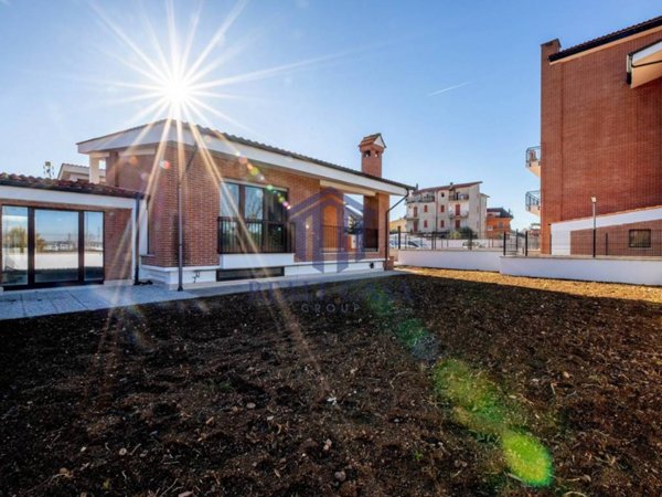 casa indipendente in vendita a Roma in zona Lunghezza