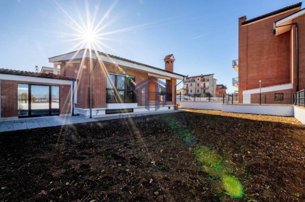 casa indipendente in vendita a Roma in zona Lunghezza