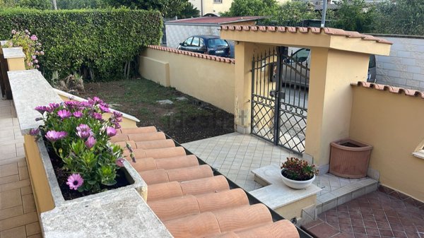 casa indipendente in vendita a Roma in zona Casal Palocco