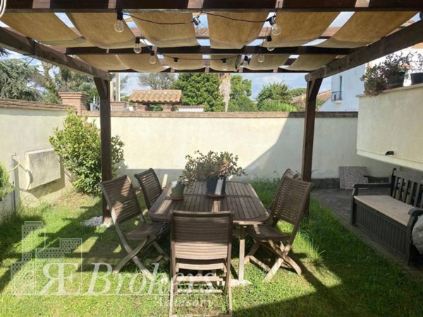 casa indipendente in vendita a Roma in zona Infernetto