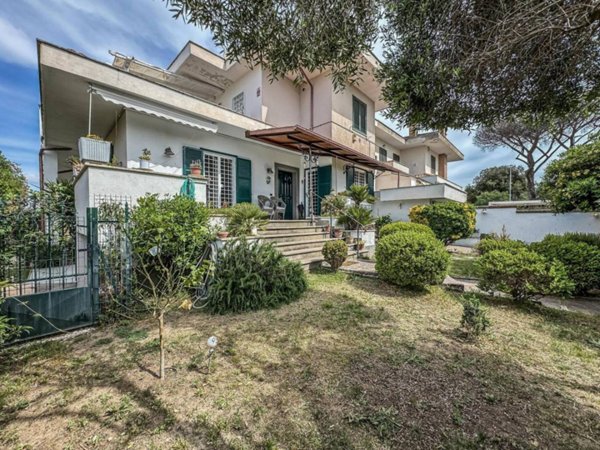 casa indipendente in vendita a Roma in zona Infernetto