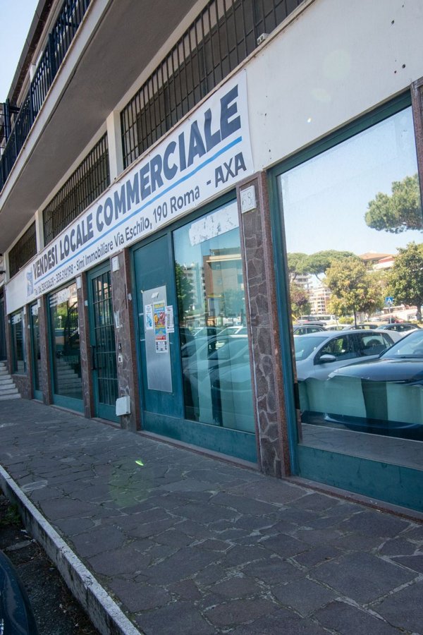 locale commerciale in vendita a Roma in zona Axa