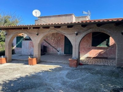 casa indipendente in vendita a Roma