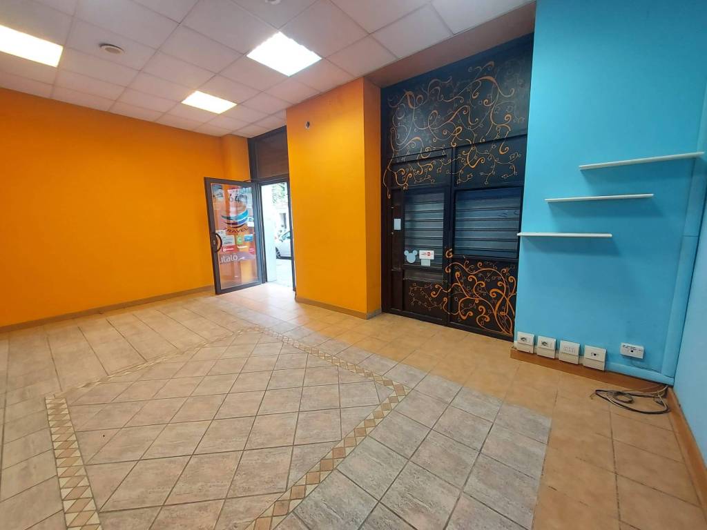 negozio in vendita a Roma in zona Tuscolano