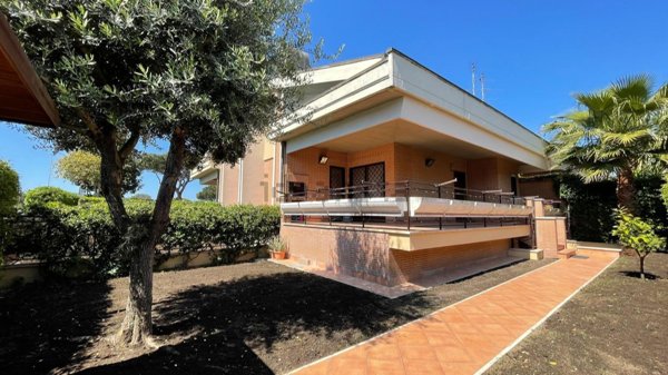 pentavano in vendita a Roma in zona Infernetto