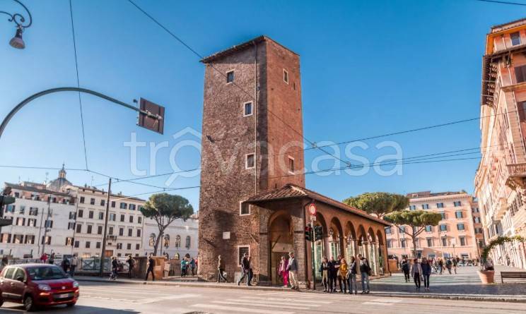 negozio in vendita a Roma in zona Pigna - Sant'Angelo