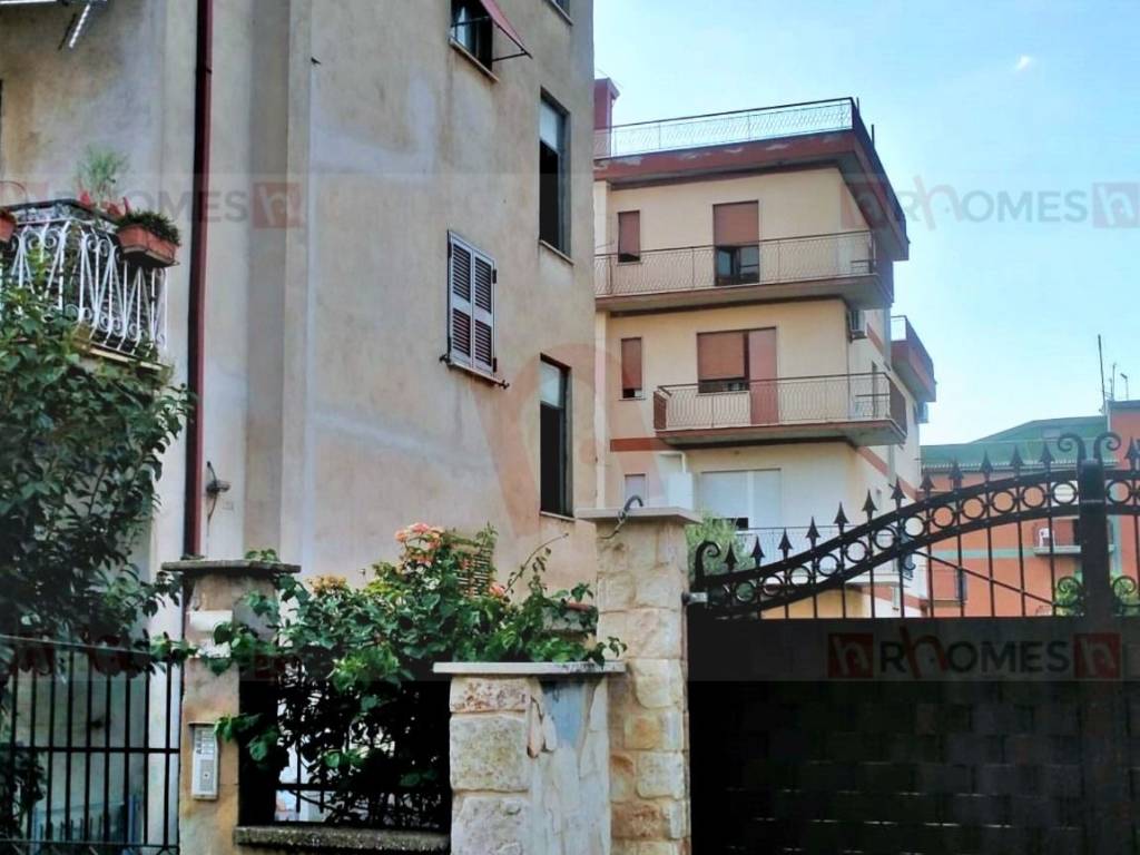 appartamento in vendita a Roma in zona Torre Angela