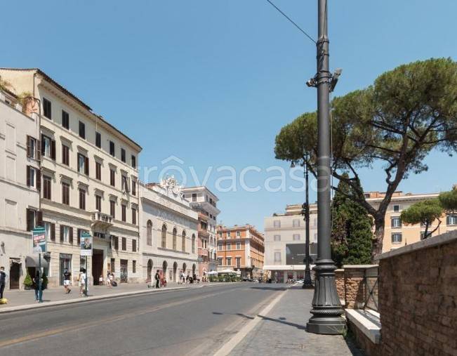 negozio in vendita a Roma in zona Pigna - Sant'Angelo