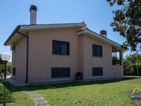 casa indipendente in vendita a Roma in zona Infernetto