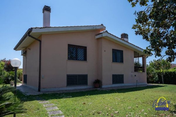 casa indipendente in vendita a Roma in zona Infernetto