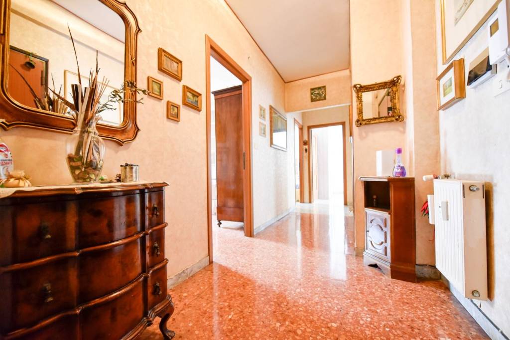 appartamento in vendita a Roma in zona Ostiense