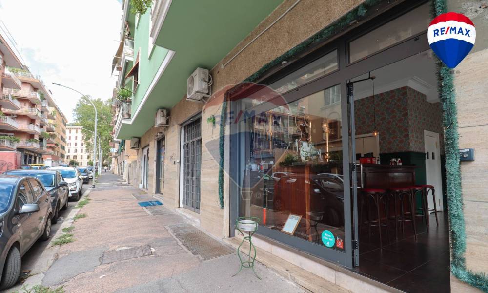 locale commerciale in vendita a Roma in zona Appio Latino