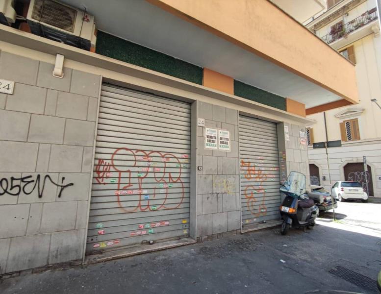 locale commerciale in vendita a Roma in zona Tuscolano