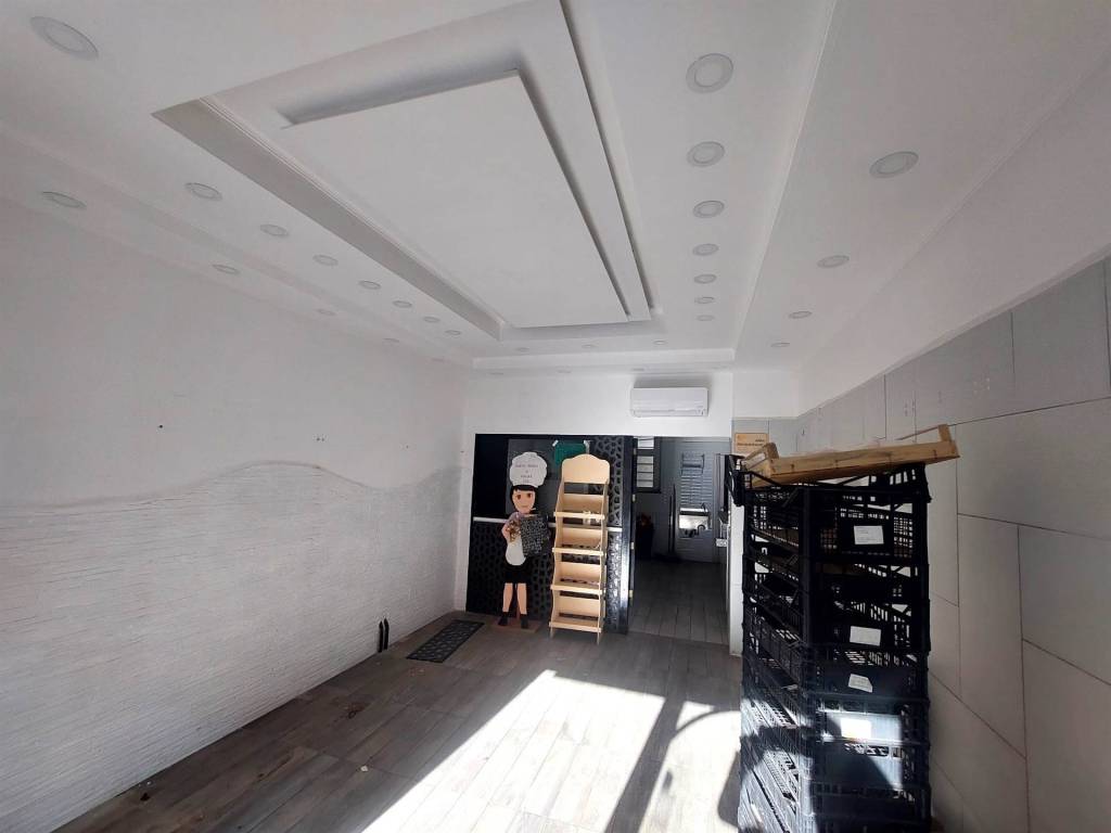 negozio in vendita a Roma in zona Appio Latino