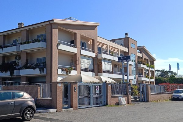 appartamento in vendita a Roma in zona Appio Pignatelli