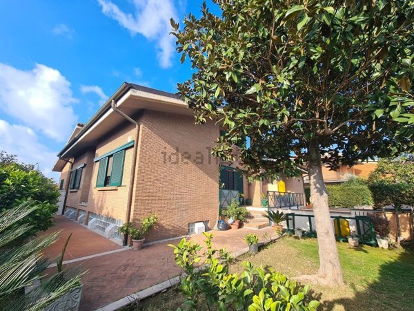 casa indipendente in vendita a Roma in zona Massimina/Casal Lumbroso