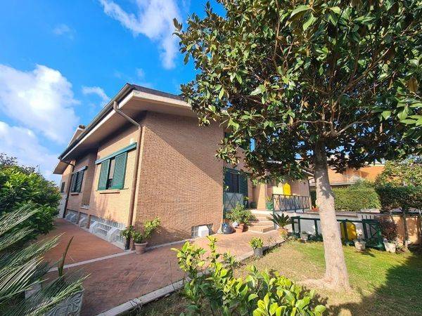 casa indipendente in vendita a Roma in zona Massimina/Casal Lumbroso