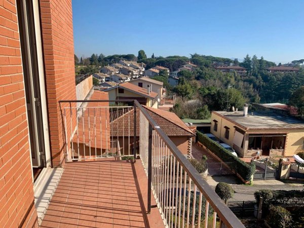 appartamento in vendita a Roma in zona Tomba di Nerone