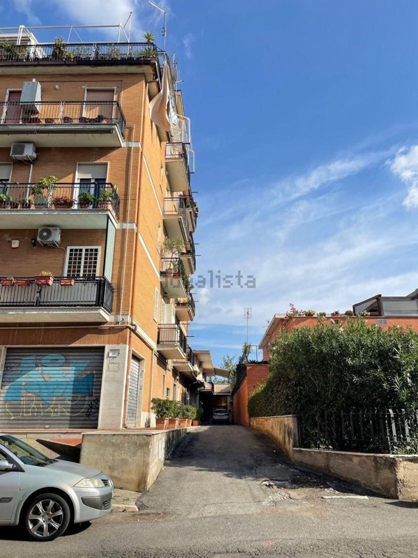 locale commerciale in vendita a Roma in zona Montespaccato