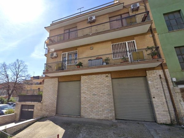 negozio in vendita a Roma in zona Torre Angela