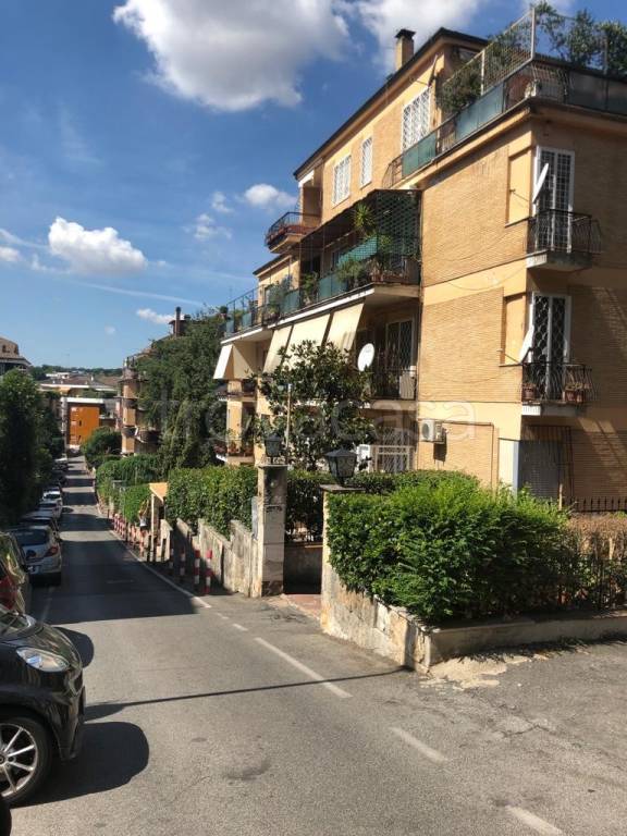 appartamento in vendita a Roma in zona Tomba di Nerone