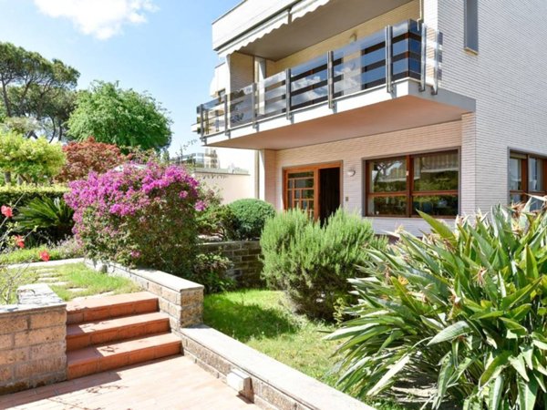 casa indipendente in vendita a Roma in zona Casal Palocco