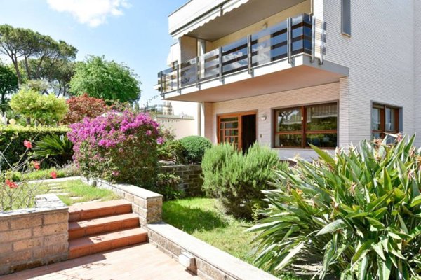 casa indipendente in vendita a Roma in zona Casal Palocco