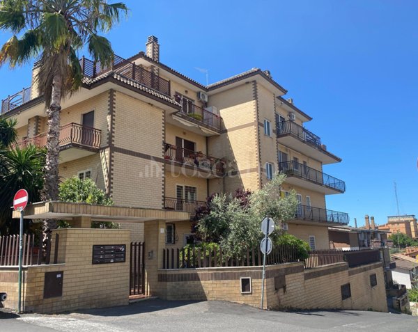 appartamento in vendita a Roma in zona Torrione Cerquetta