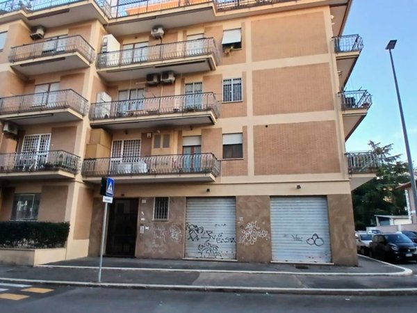 negozio in vendita a Roma in zona Torre Maura