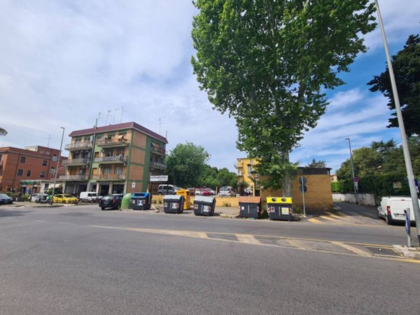 capannone in vendita a Roma in zona Colle del Sole