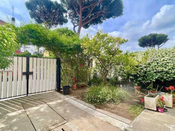 casa indipendente in vendita a Roma in zona Casal Palocco