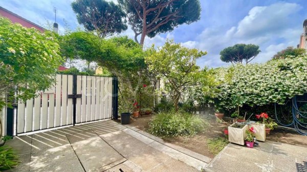 casa indipendente in vendita a Roma in zona Casal Palocco