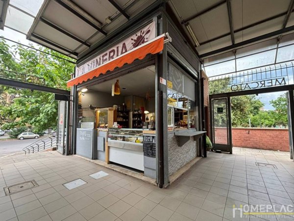 negozio in vendita a Roma in zona Torre Spaccata