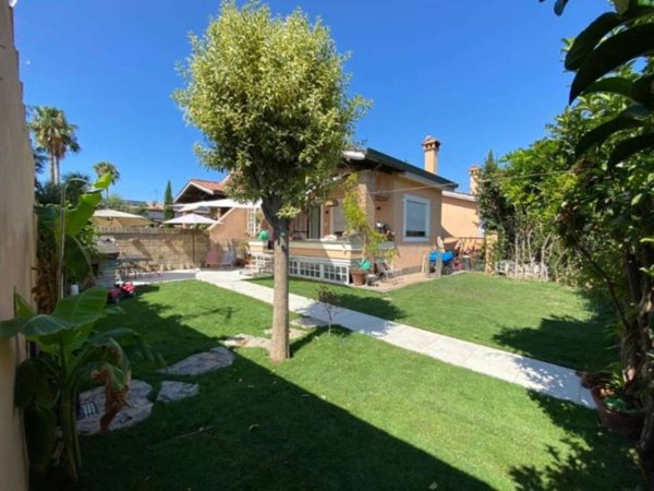 casa indipendente in vendita a Roma in zona Casal Palocco