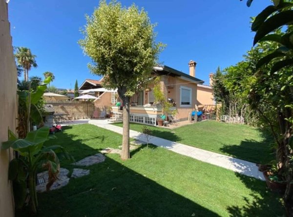 casa indipendente in vendita a Roma in zona Infernetto