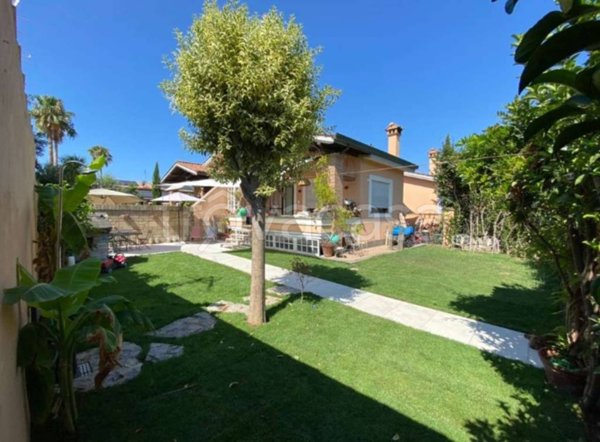 casa indipendente in vendita a Roma in zona Infernetto