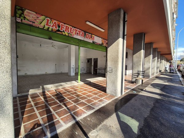 negozio in vendita a Roma in zona Tuscolano