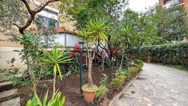 appartamento in vendita a Roma in zona EUR
