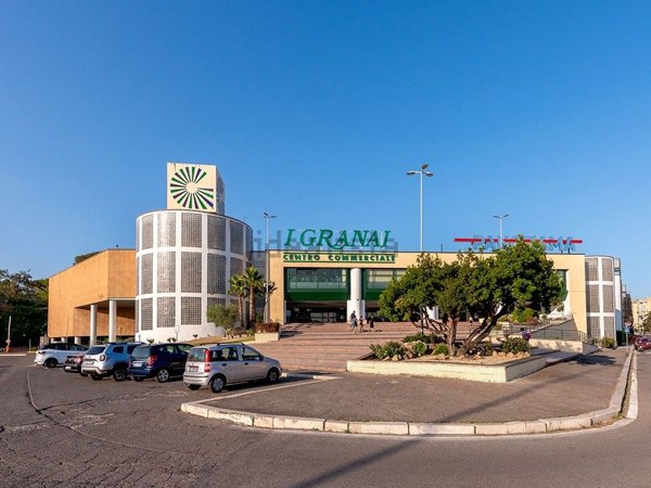 locale commerciale in vendita a Roma in zona EUR